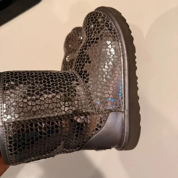 UGG Girls Classic Gel Hearts Boots size 12 Sleek Silver - Picture 6 of 12